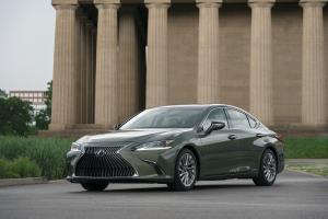 Lexus ES300h 2018 года